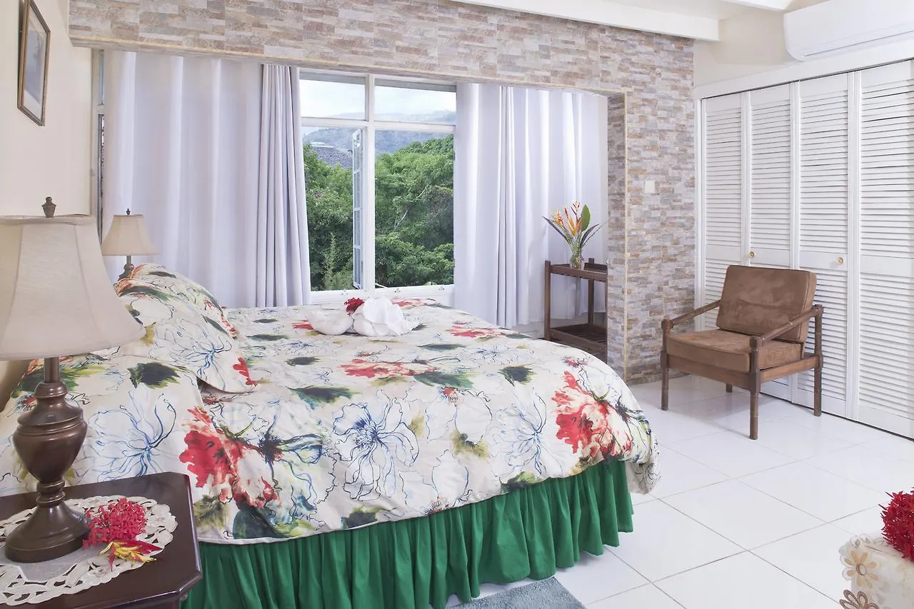 The Gardens Villa Kingston Holiday home
